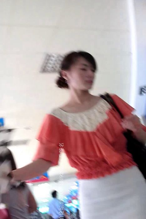 [大忽悠买丝袜街拍视频]ID0034 2011【街拍丝袜CD】清纯碎花裙美女裤袜裆破了遮住面防止被拍和2组清纯美女CD条纹N露出