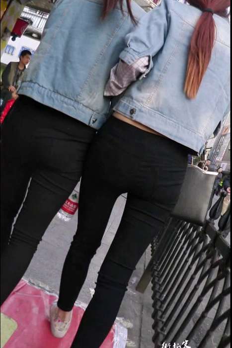[街拍客视频]jx0143 双胞胎漂亮美眉穿同样的紧身裤