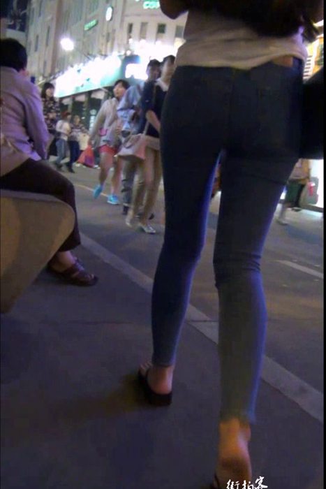 [街拍客视频]jx0600 街拍很有风韵的牛仔紧身裤美