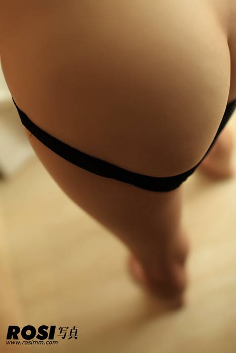 rosi0369少妇黑色内裤包裹下的性感臀部